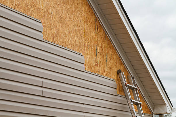 Professional Vinyl Siding technician working in Hagerstown, IN